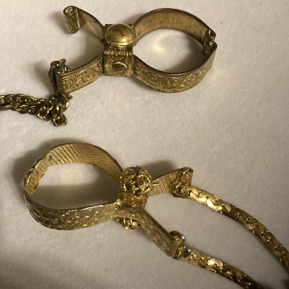 Vintage 50s 60s scarf / glove clips . Old tarnish condition. Collectible - Picture 10 of 11